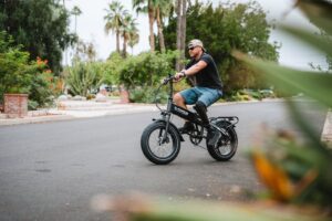 אופניים חשמליים בשטח כפרי